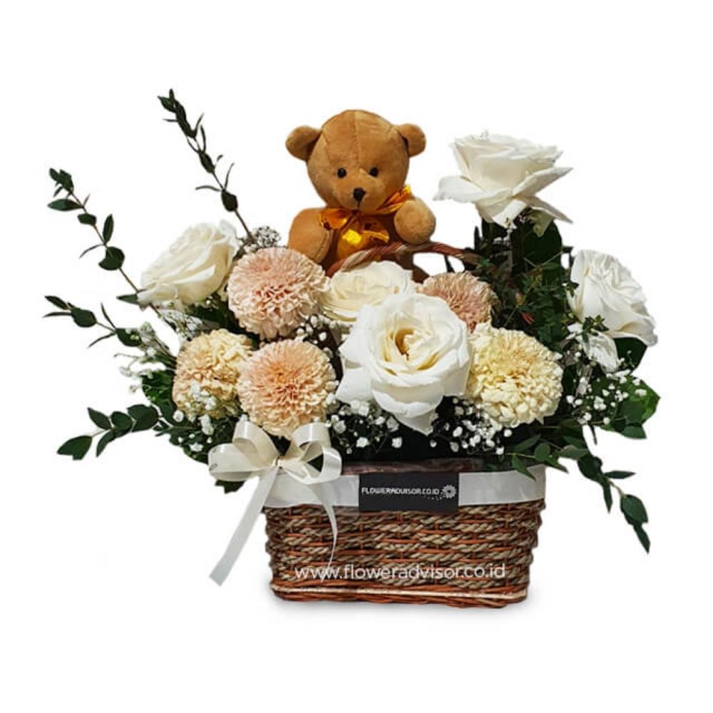 Mix Flower Basket dengan 5 Mawar Putih dan Teddy Bear - Crimson White